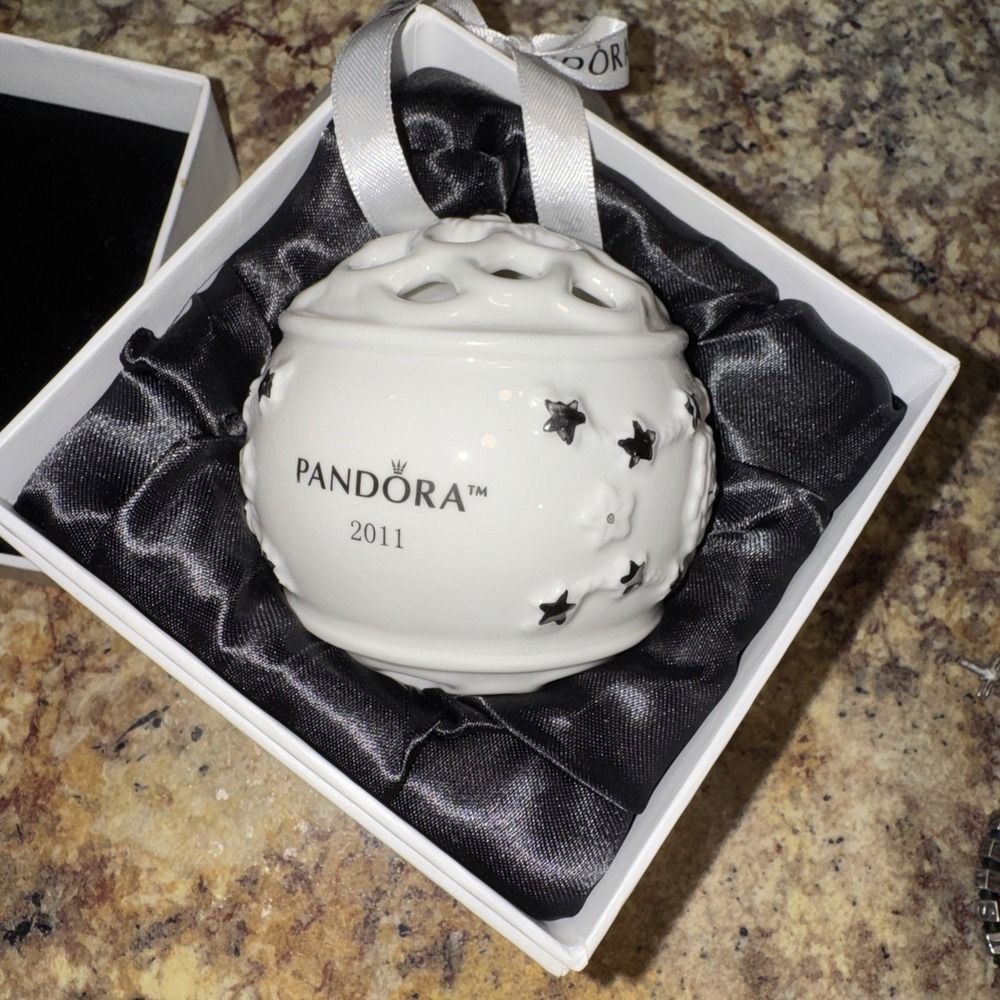 Pandora 2011 Annual Christmas Ornament White Ceramic Silver Stars w/ Box